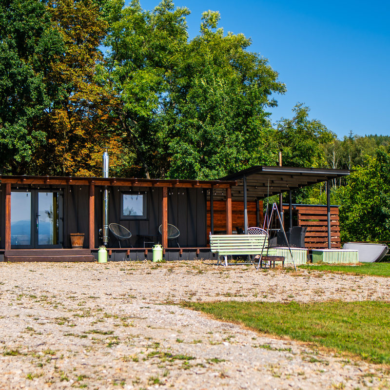 Widok na domek i ogród